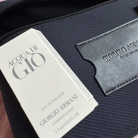 Armani toiletry bag with 2 samples + gift box - Picture 5 of 8